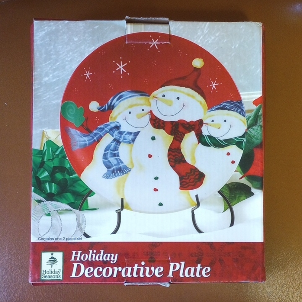 NIB Holiday Seasons Decorations Ceramic Snowman Plate w/ Display Stand.